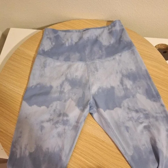 💙☁️ Beyond Yoga blue cloudy print leggings ☁️🦋 - Picture 2 of 5